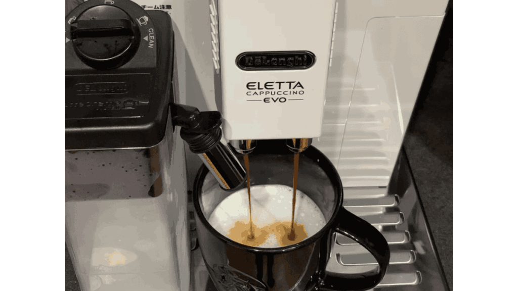 デロンギエレッタカプチーノEVOでカフェラテ作っているところ