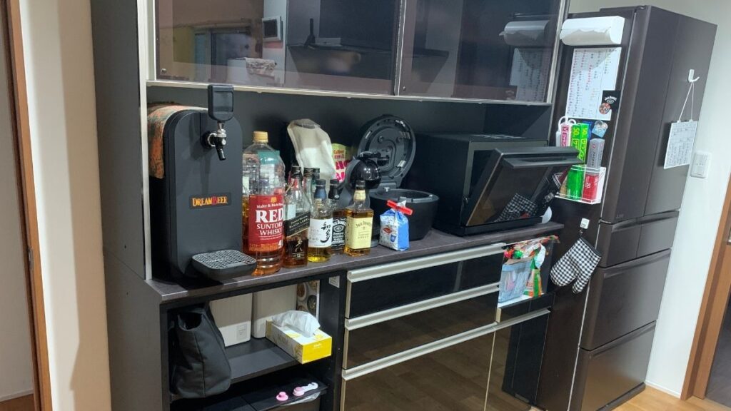 デロンギエレッタカプチーノEVO置く前のキッチンボード