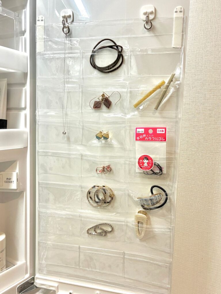 セリアのウォールポケットでアクセサリー収納