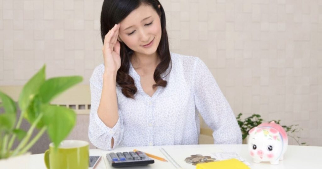 家計簿をつける主婦